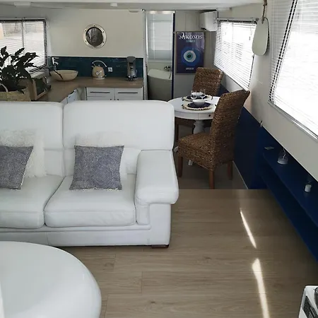 Úszó hotel Bateau Mama Mia